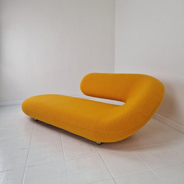 Add a true design icon to your space with this Cleopatra chaise longue, designed by Geoffrey D. Harcourt for Artifort in...