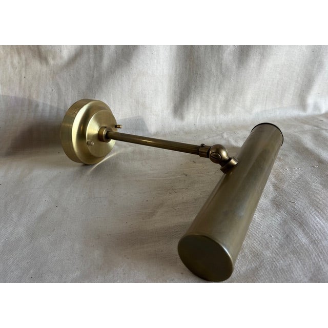 This Besselink picture light is a Hard-wired wall-mounted fixture, in brushed brass.