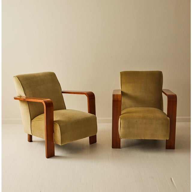 This refined pair of Italian Art Deco armchairs dates to the 1930s and exemplifies the elegance of the period. Their...