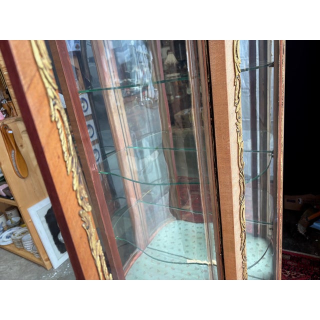 Vintage Louis XV / Transition Style Display Cabinet with Curved Glass and Gilded Bronze Ornaments For Sale - Image 15 of 18