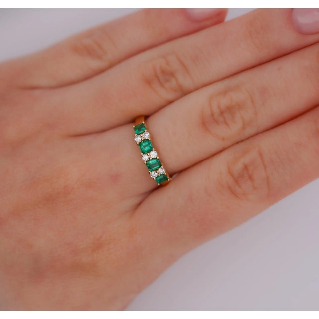 Modern 1 Carat Tw Square Natural Emerald and Diamond 5-Stone Band Ring in 14k Gold Size 6.5 For Sale - Image 3 of 9