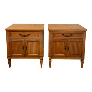1960's Pair of Traditional Regency Wood Nightstands For Sale