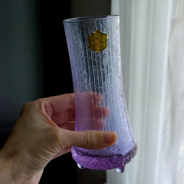 Mid-Century Modern 1960s Italian g.p. Neodymium Alexandrite Glass Pitcher & Tumbler Set – Lead Cristal - Set of 5 For Sale - Image 3 of 5