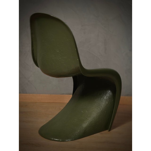 Classic and original chair from the Verner Panton line, in a strong olive green color, perfect and elegant as in its...