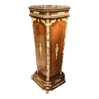French Neoclassical Pedestal Stand With Marble & Gold Leaf Details – Ornate Wood Column Display Stand For Sale