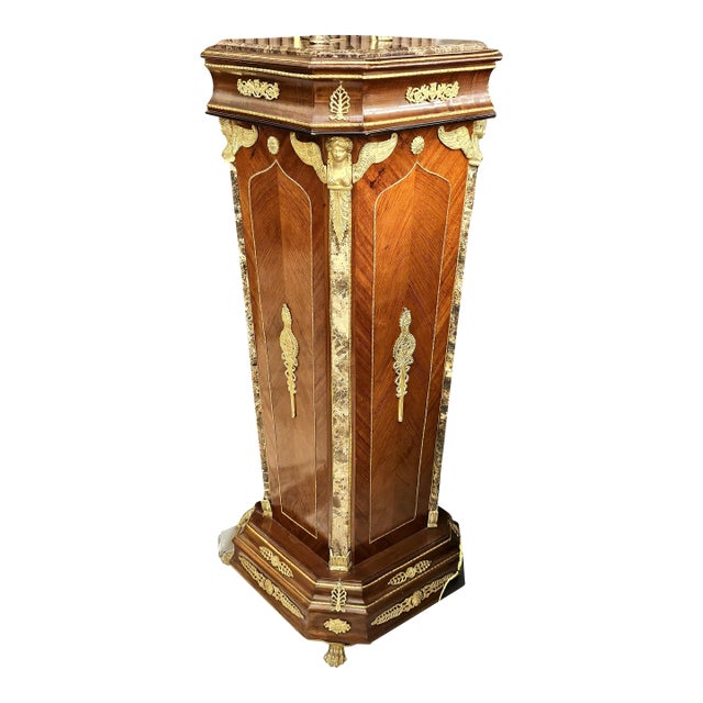 French Neoclassical Pedestal Stand With Marble & Gold Leaf Details – Ornate Wood Column Display Stand For Sale