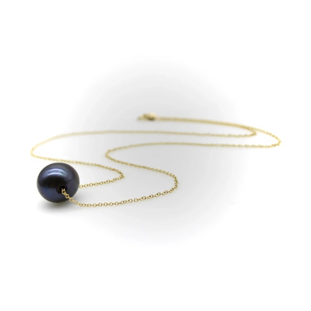 1990s 14k Gold Necklace With Black South Sea Pearl For Sale - Image 4 of 7