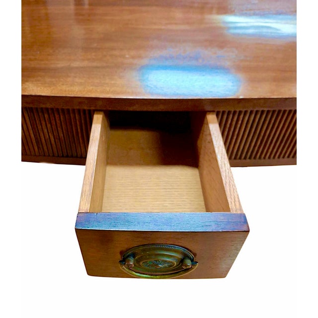 Traditional Georgian-Style Kittinger Tea Table With Scalloped Gallery and Two Pullout Trays For Sale - Image 3 of 10