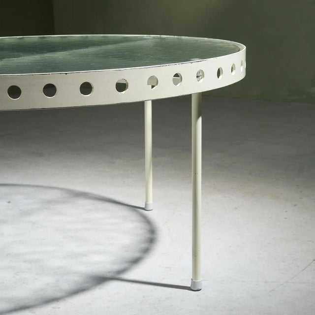 White Circular Coffee Table in White Lacquered Steel and Glass Top by Janni van Pelt for Myhome, Netherlands, 1950s For Sale - Image 8 of 10
