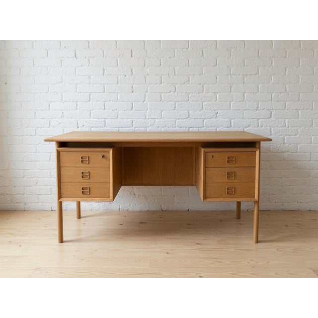 Double-sided oak desk by Arne Vodder for Brouer Møbelfabrik from the 1960s. In original and very good condition. Extremely...