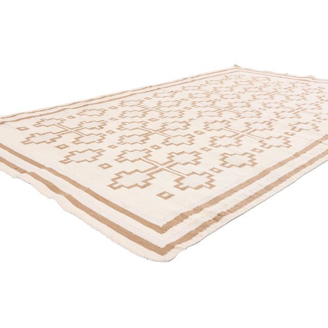 79598 Vintage Indian Dhurrie Rug, 04'09 x 08'00. The Ivory Sanctuary: A Vintage Dhurrie Masterpiece of Modern Shibui...