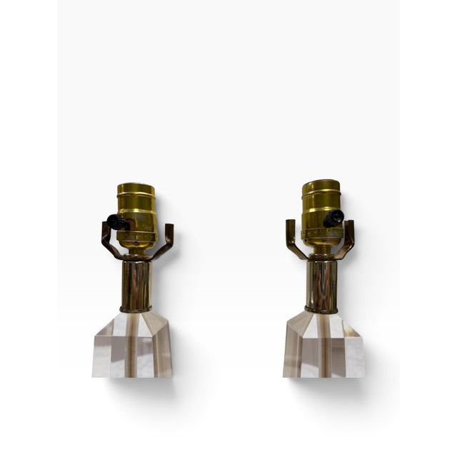 Mid-Century Modern 1970s Hollywood Regency Lucite Obelisk Table Lamps - A Pair For Sale - Image 3 of 9
