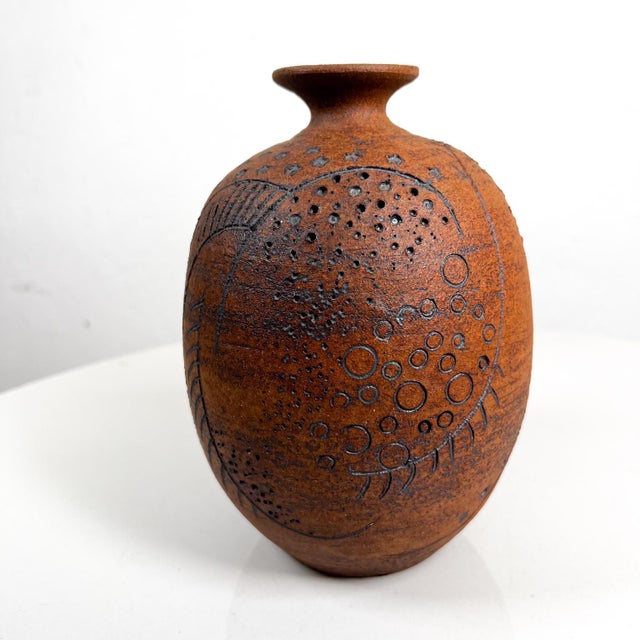 Ceramic 1980s Modernist Mel Pottery Vase Textured Abstract Design For Sale - Image 7 of 9