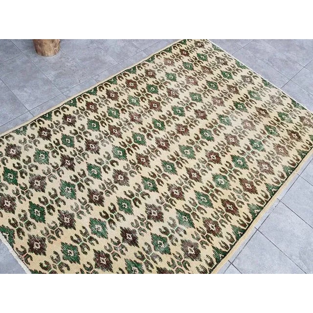 1960s Green and Bige Oushak Area Carpet For Sale - Image 4 of 10