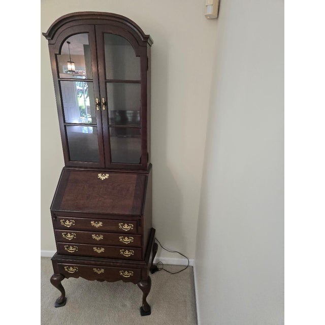 Late 20th Century Vintage Queen Anne Secretary Desk Hutch – Mahogany Drop Front Writing Desk With Glass Display Top For Sale - Image 5 of 7