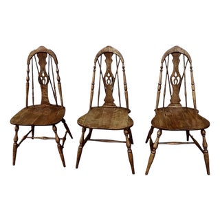 Set of 3 Antique Colonial Revival Windsor Chairs With Pierced Splat, Circa 1900 For Sale