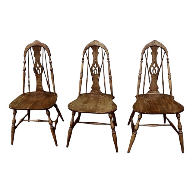 Set of 3 Antique Colonial Revival Windsor Chairs With Pierced Splat, Circa 1900 For Sale