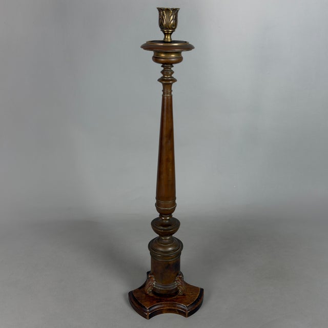 A majestic and elegant furnishing element, ideal for adding a touch of noble classicism to living rooms, entryways, or...