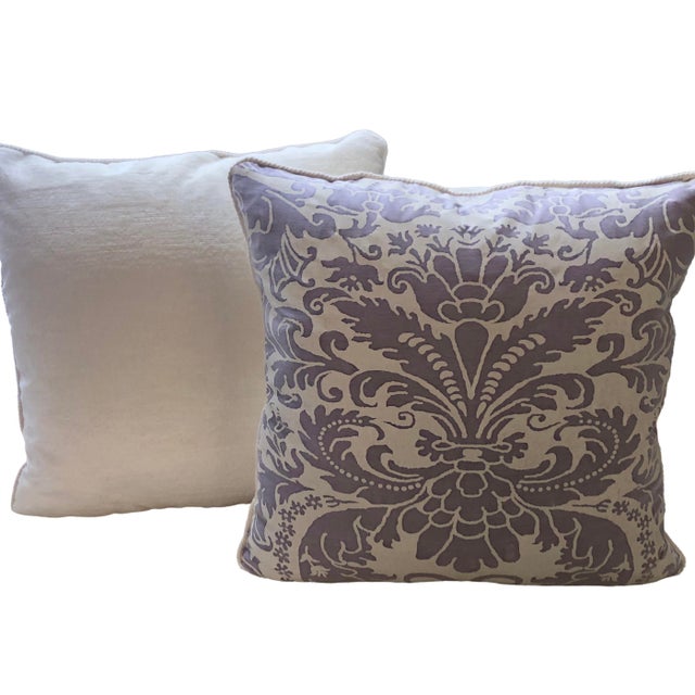 English Pair of Fortuny Pillows - Caravaggio Lavender - Off-White Printed For Sale - Image 3 of 4