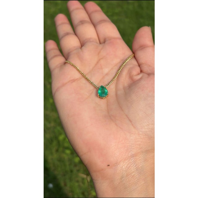 Green 1.63ct Pear Cut Emerald Solitaire Modern Necklace in 14k Yellow Gold-18 Inch Length For Sale - Image 8 of 16