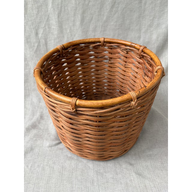 1980s Vintage Large Round Wicker Basket For Sale - Image 5 of 12