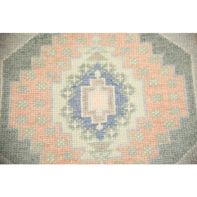 This modern Turkish Oushak rug is a stunning piece of art that has been handwoven using traditional techniques by skilled...