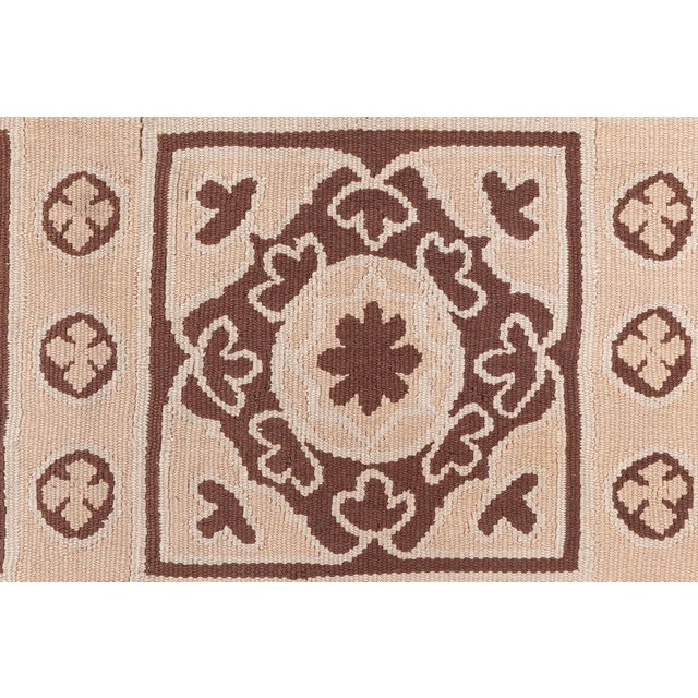 This elegant antique French Aubusson unfolds on a softly variegated beige ground shot through with the slightest abrash of...