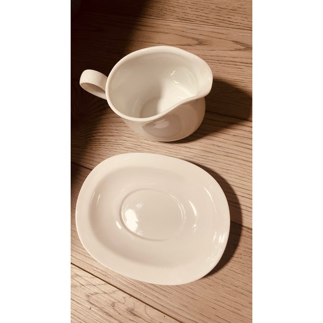 1980s Vintage Corning by Japan Ceramic Gravy Boat W/ Drip Plate in “Frost White” For Sale - Image 5 of 6