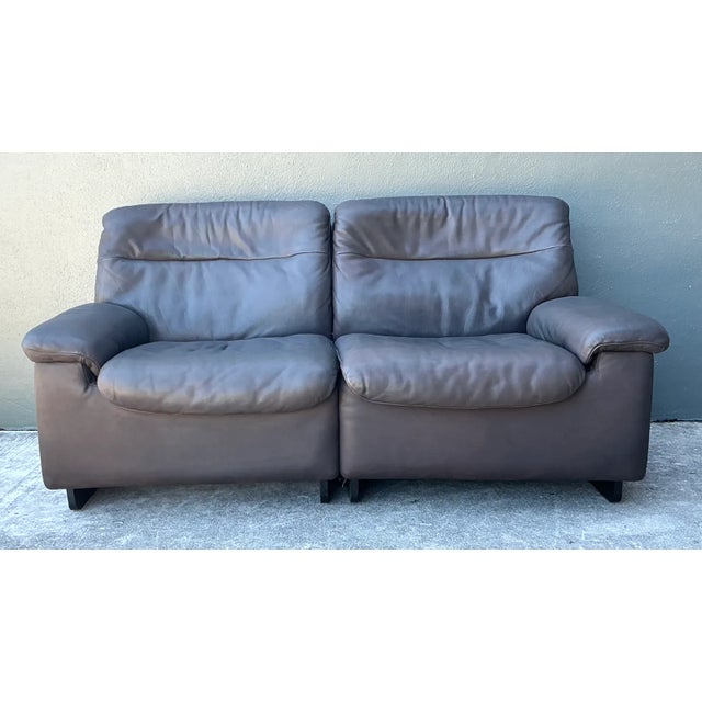 Crafted by the renowned Swiss furniture house De Sede, this vintage two-seater sofa embodies Mid-Century Modern design at...