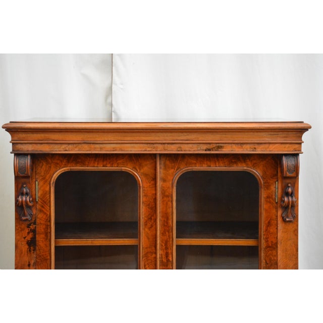 Late 19th Century English Victorian Bookcase in Figured Walnut, 1870 For Sale - Image 5 of 18