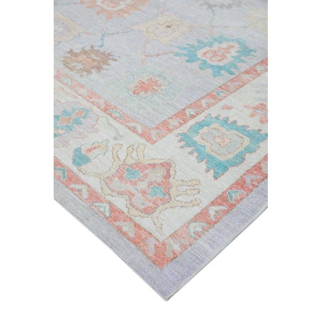 This modern Turkish Oushak rug is a stunning piece of art that has been handwoven using traditional techniques by skilled...