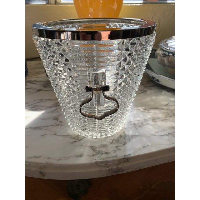 Here we have a very beautiful & sparkly vintage ice bucket with silver plated trim and handles. Thick heavy pressed glass,...