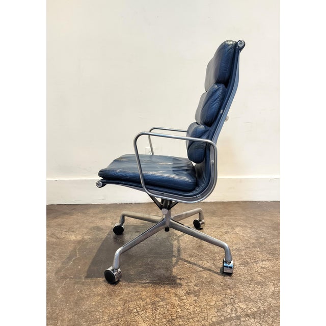 1980s Vintage Ea 216 Soft Pad Armchair by Charles and Ray Eames for Herman Miller Blue Leather For Sale - Image 5 of 10
