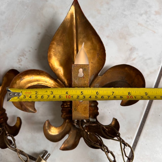 Vintage Gilt Metal Fleur De Lys Sconces Light Fixture – Hollywood Regency Salvador Italy For Sale - Image 10 of 14