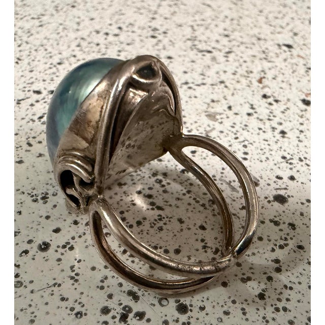 1990s Blue Gray Mabe Pearl Ring in Sterling 1 Inch X 3/4 Inch Vintage Size 11 For Sale - Image 4 of 7