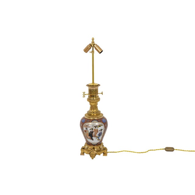 Baluster-shaped lamp in Samson porcelain and gilt bronze. Shaft in porcelain adorned with two large cartouches in which...