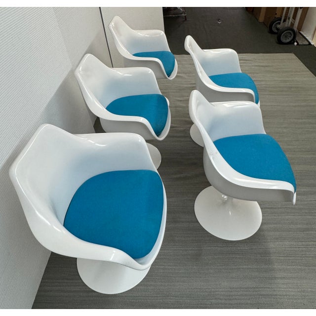 Mid-Century Modern Eero Saarinen for Knoll Tulip Swivel Arm Chairs, Set of Five For Sale - Image 3 of 12