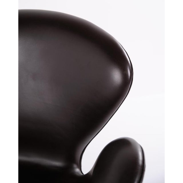 Metal Swan Chair in Dark Brown Leather by Arne Jacobsen and Fritz Hansen, 2007 For Sale - Image 7 of 14
