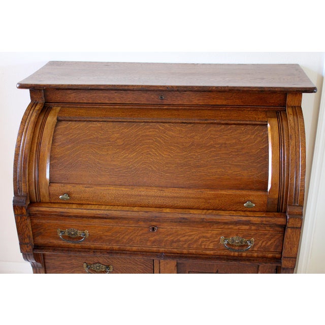 Antique Quarter-Sawn Tiger Oak Roll Top Secretary Desk With Carved Floral Cabinet & Original Key, C. 1900–1915 For Sale - Image 9 of 17