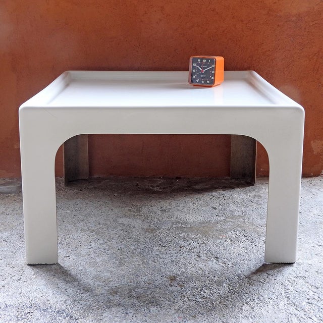 Mid-Century Modern Vintage French Space Age Fiberglass Coffee Table, 1960s For Sale - Image 3 of 9