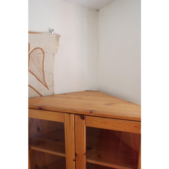 French Pine Glazed Bookcase in the style of Maison Regain, 1980s For Sale - Image 10 of 15