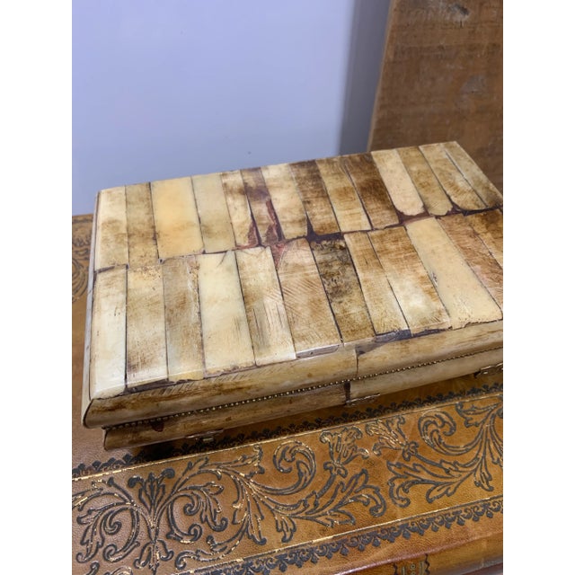 Tan Mid 20th Century Vintage Large Bone Box With Hammered Brass Fittings & Center Medallion For Sale - Image 8 of 8