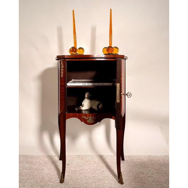 French Mid 20th Century French Louis XV Style Mahogany Marquetry Side Cabinet With Key For Sale - Image 3 of 7