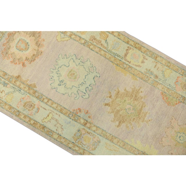 This modern Turkish Oushak rug is a stunning piece of art that has been handwoven using traditional techniques by skilled...