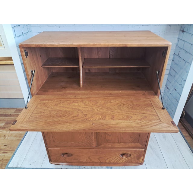 Mid-Century Modern Drinks Cabinet in Elm by Lucian Ercolani for Ercol, 1960s For Sale - Image 17 of 18
