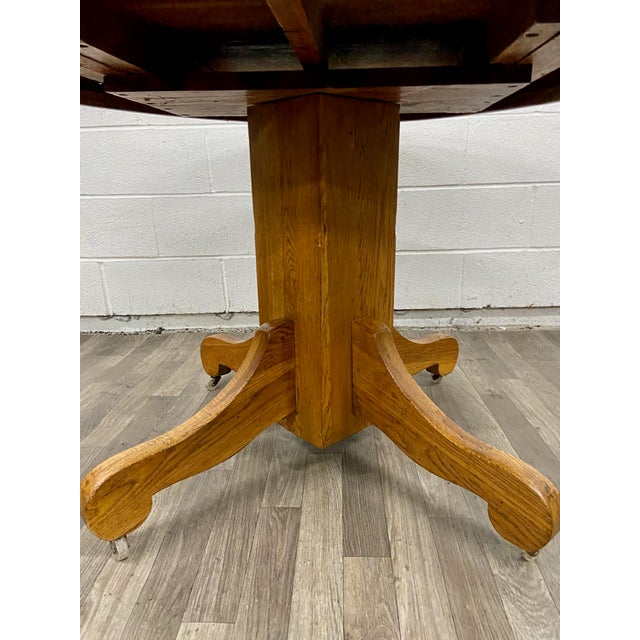 Antique Early 1900s Tiger Oak 42 Inch Round Pedestal Dining Table