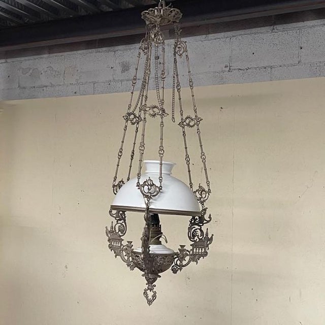 Antique oil lamp dating back to the early 20th century, with a height-adjustable suspension. Unfortunately, this piece...