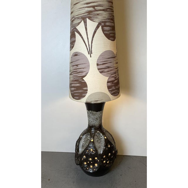 German floor lamp in brown to grey ceramic with a huge shade lampe in fabric from 1970's. - Lampe Allemande en céramique...