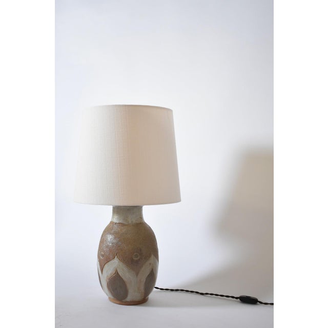 Beige and white geometric pattern ceramic lamp, 1960s. Height: 29 cm - 11.42 in Diameter: 17 cm - 6.69 in Height with...
