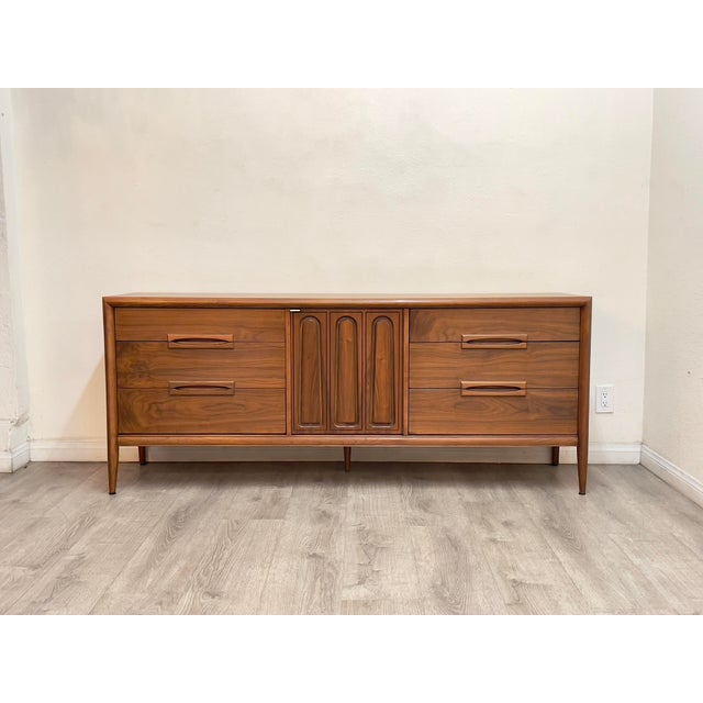 Mid-Century Modern Mid Century Modern Dresser For Sale - Image 3 of 12